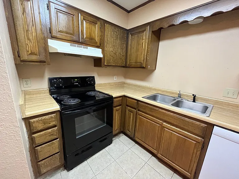 1402 W Lansing St — Photo 8