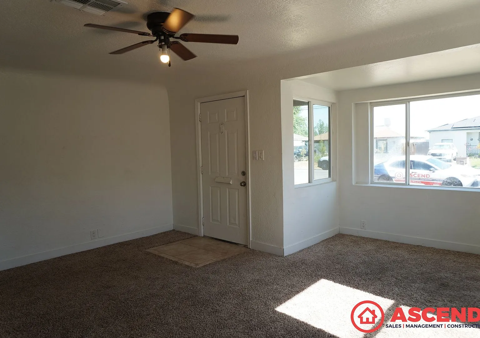 Spacious 3BD/1.5BA Home in Bakersfield's 93308 Garage, Water Included & Small Pets Welcome! — Photo 2
