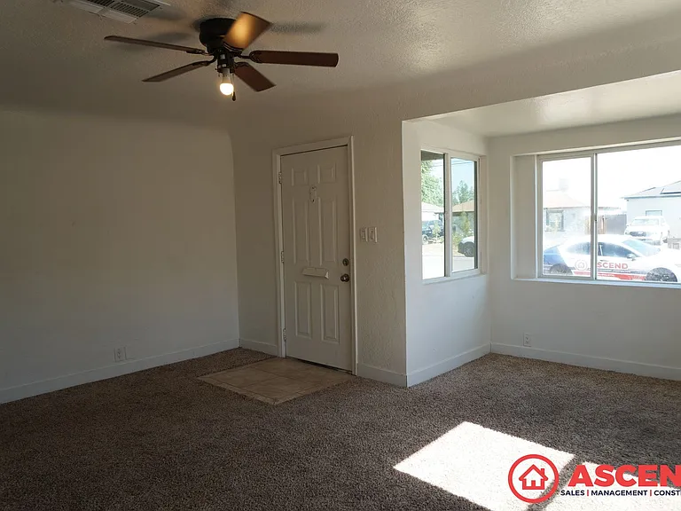 1007 Castaic Ave — Photo 2