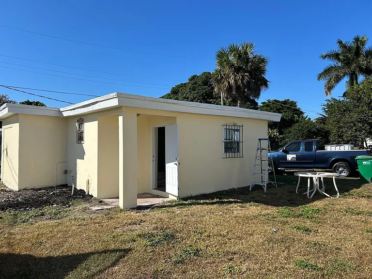 371 Banyan Ave — Photo 1