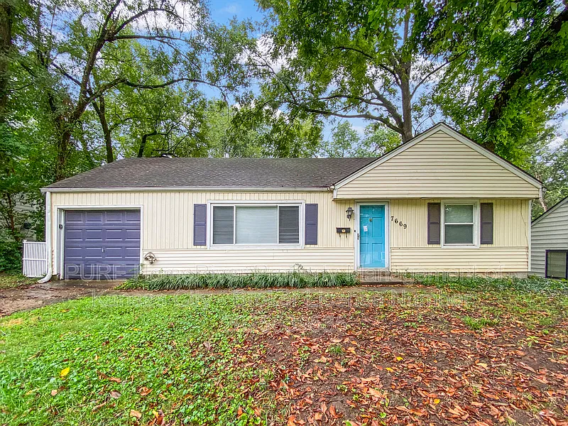 3 bed, 1.0 bath, 910 sqft, $1,900 — Photo 1