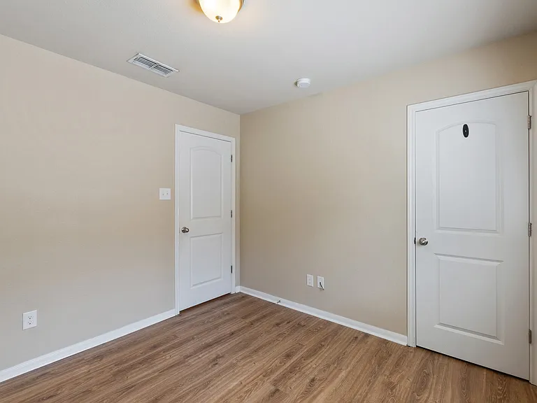 8025 Hawthorn — Photo 22