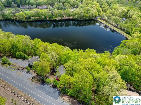 2171 Lancaster Dr, Bushkill, PA 18324