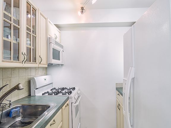 5th image of 302 Lexington Ave #4D
