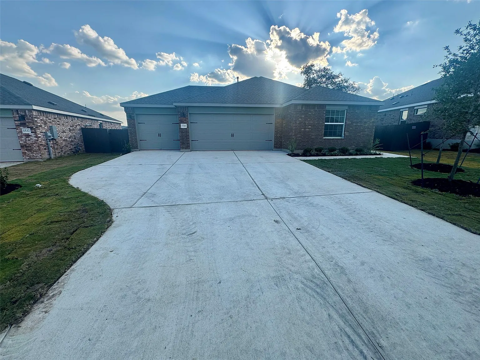 4 bed, 2.0 bath, 2071 sqft, $2,300 — Photo 2