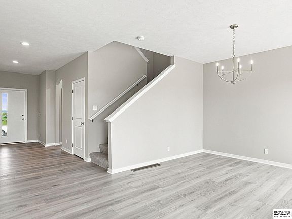 5th image of 10411 Cimarron St