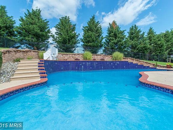 4th image of 9732 Pembroke Dr