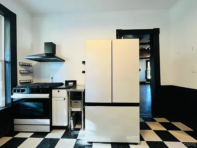 4 bed, 2.0 bath, 3010 sqft, $2,200 — Photo 3