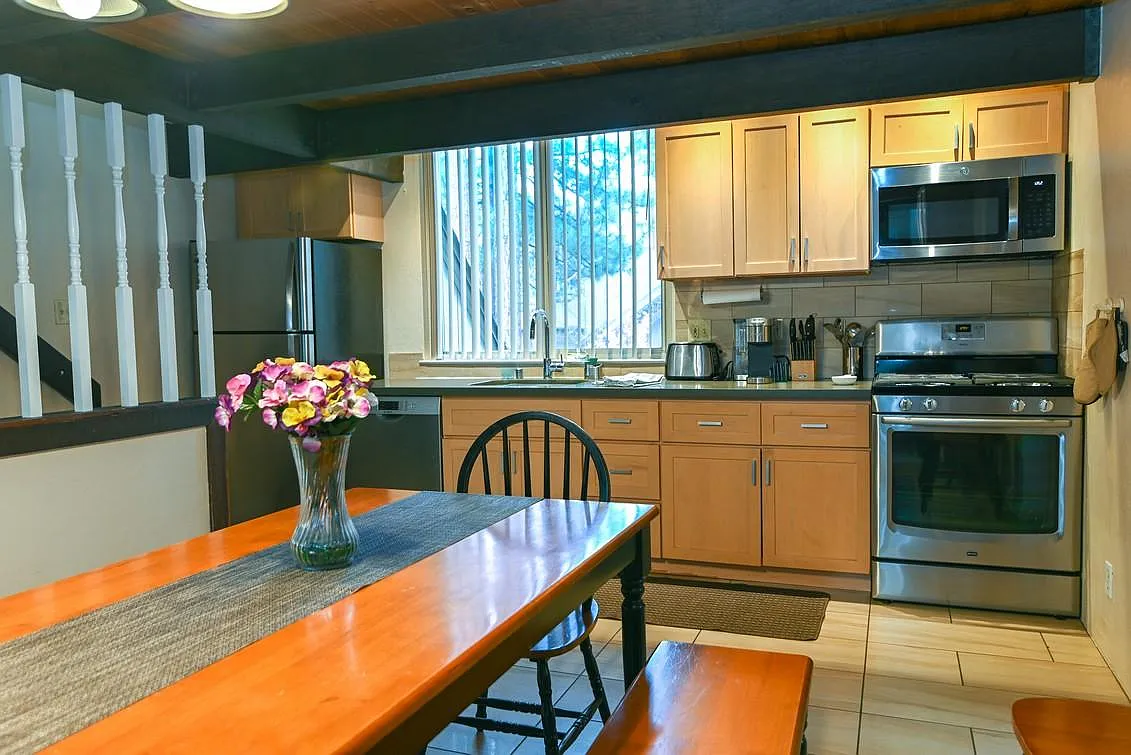 3 bed, 2.5 bath, 1503 sqft, $3,300 — Photo 3
