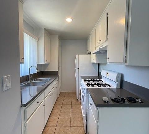4th image of 957 E Villa St
