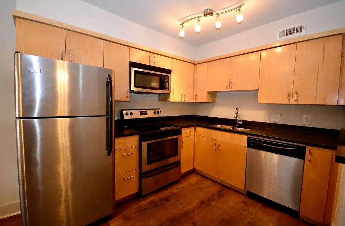 922 W Hughes St — Photo 3