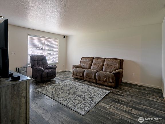 5th image of 1733 Foxtail Circle