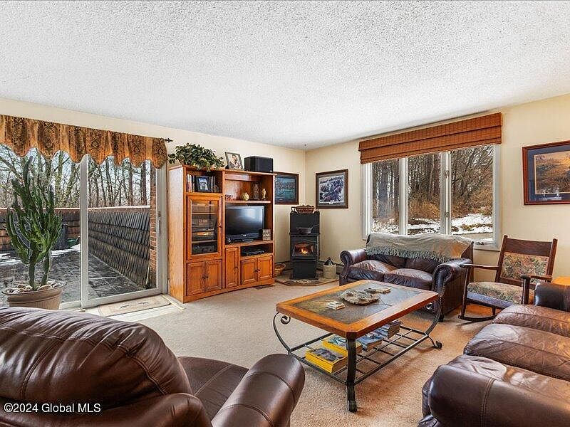 5th image of 147 Strawberry Hill Road