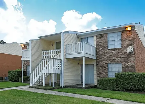 Lifestyle on Lakeshore at Pines Rd Photo 1