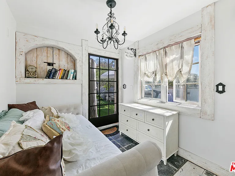 2851 Seabreeze Dr — Photo 43
