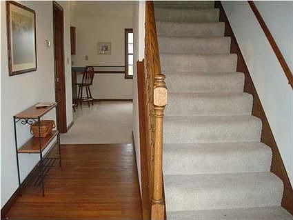 Entryway w/Hardowood Floors
