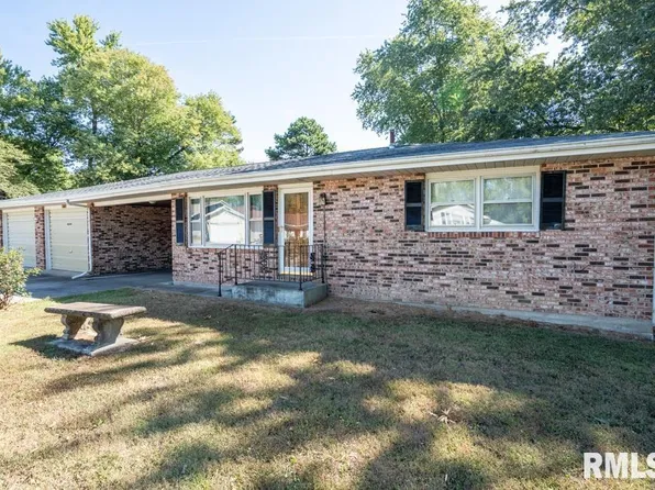 208 N Sycamore St, Elkville, IL 62932