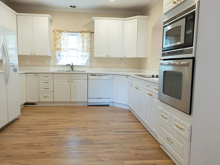1649 Crittenden Ln — Photo 11