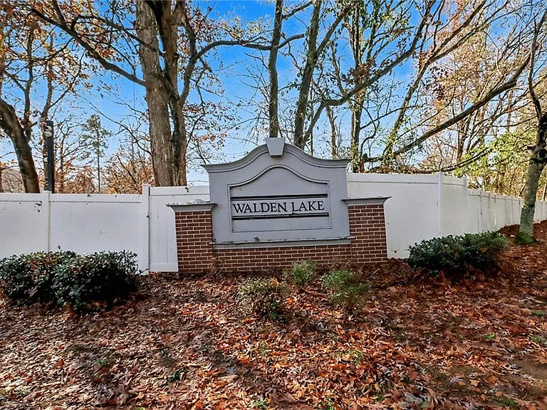 2559 Walden Lake Dr — Photo 20