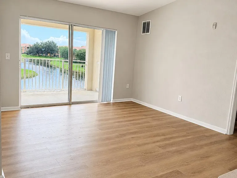 141 SW Palm Dr #306 — Photo 8