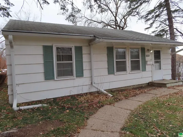 3271 Pierce St, Sioux City, IA 51104