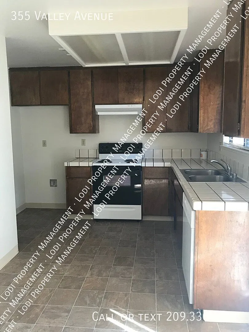 3 Bedroom 2 Bath Duplex - Coming Soon — Photo 4