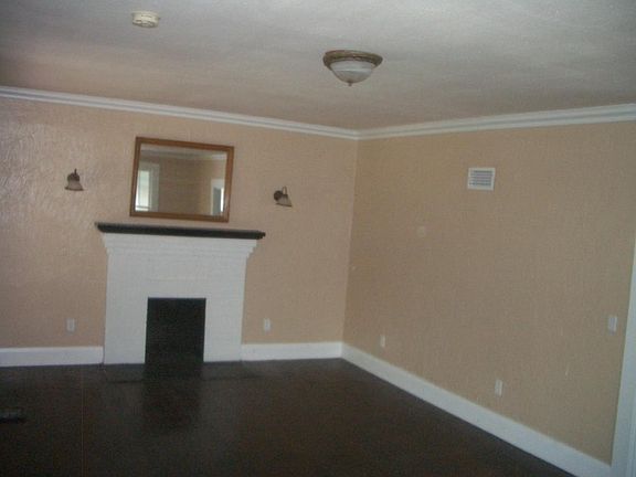 2nd image of 810 E Genesee St