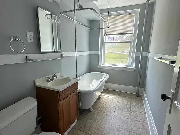 208 Main St. — Photo 9
