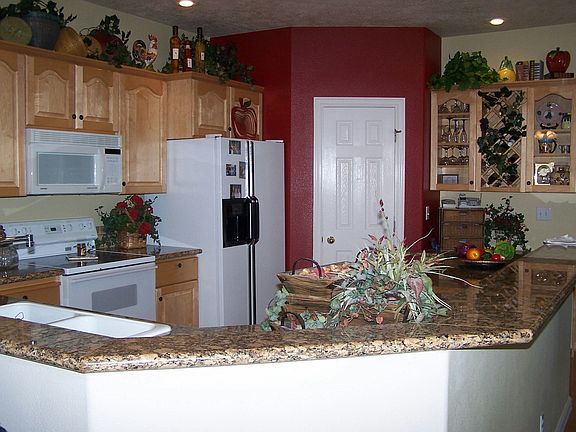 kitchen w/granite counters