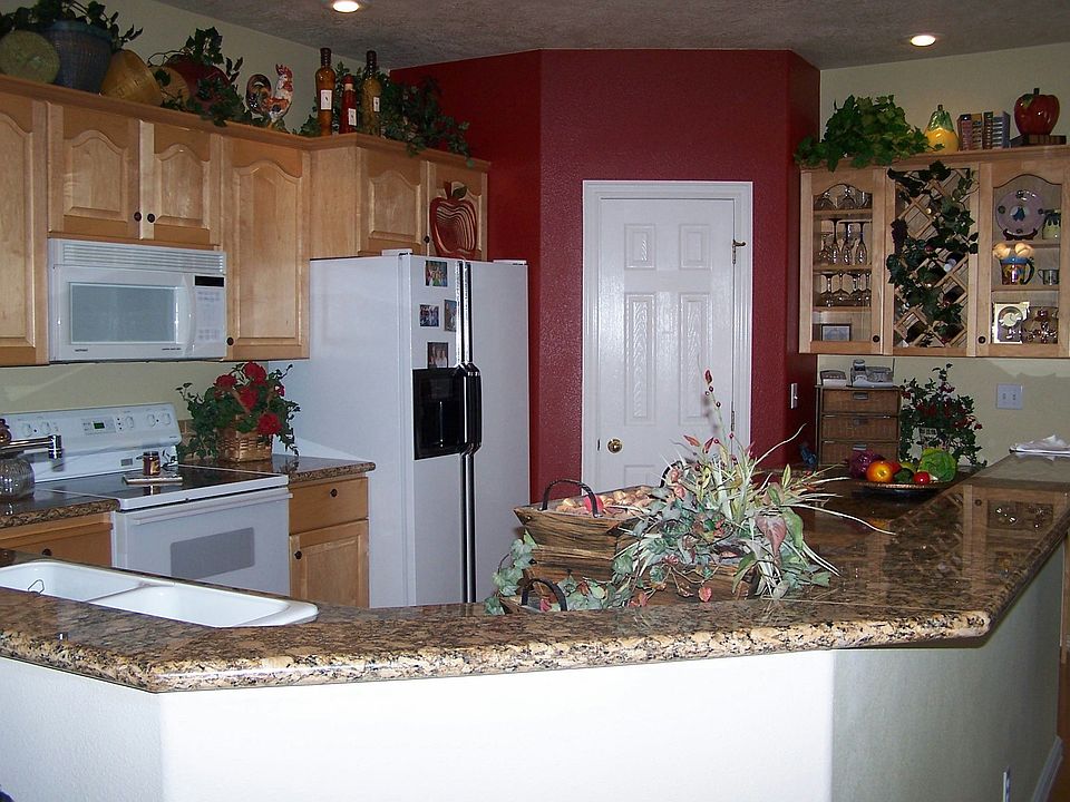 kitchen w/granite counters