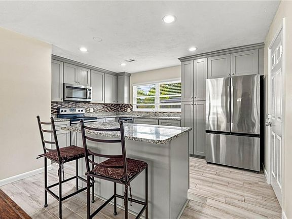 3rd image of 9422 Beach View St