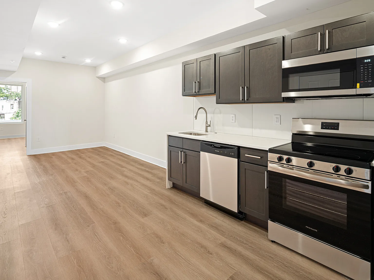 2 bed, 779 sqft, $1,700 — Photo 2