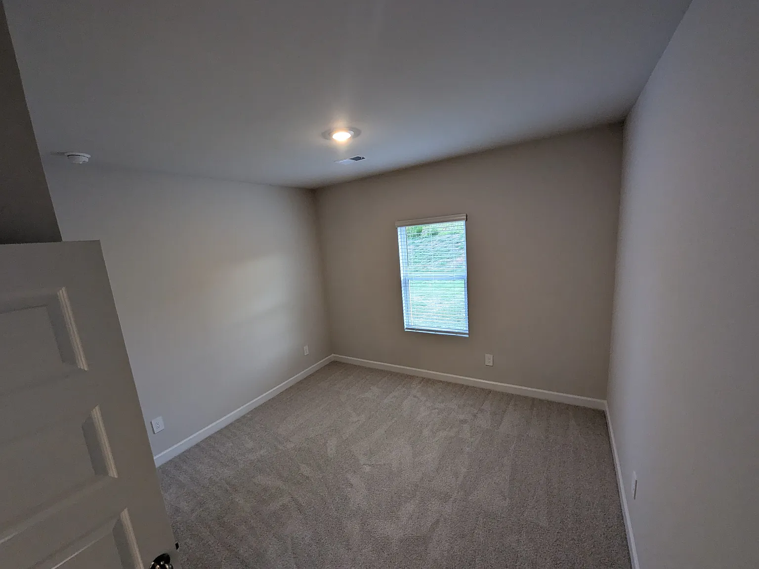 5 bed, 2352 sqft, $2,395 — Photo 4