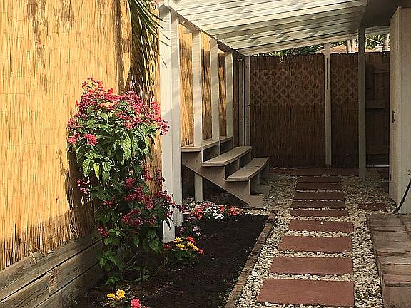 Lovely Courtyard Greenhouse 