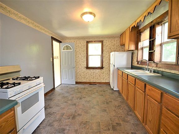 5th image of 621 Hill St
