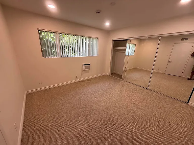 536 N Sweetzer Ave #17 — Photo 19