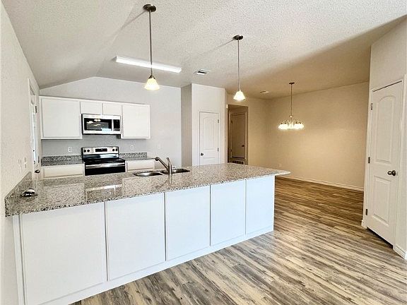 4th image of 301 Dolphin Dr
