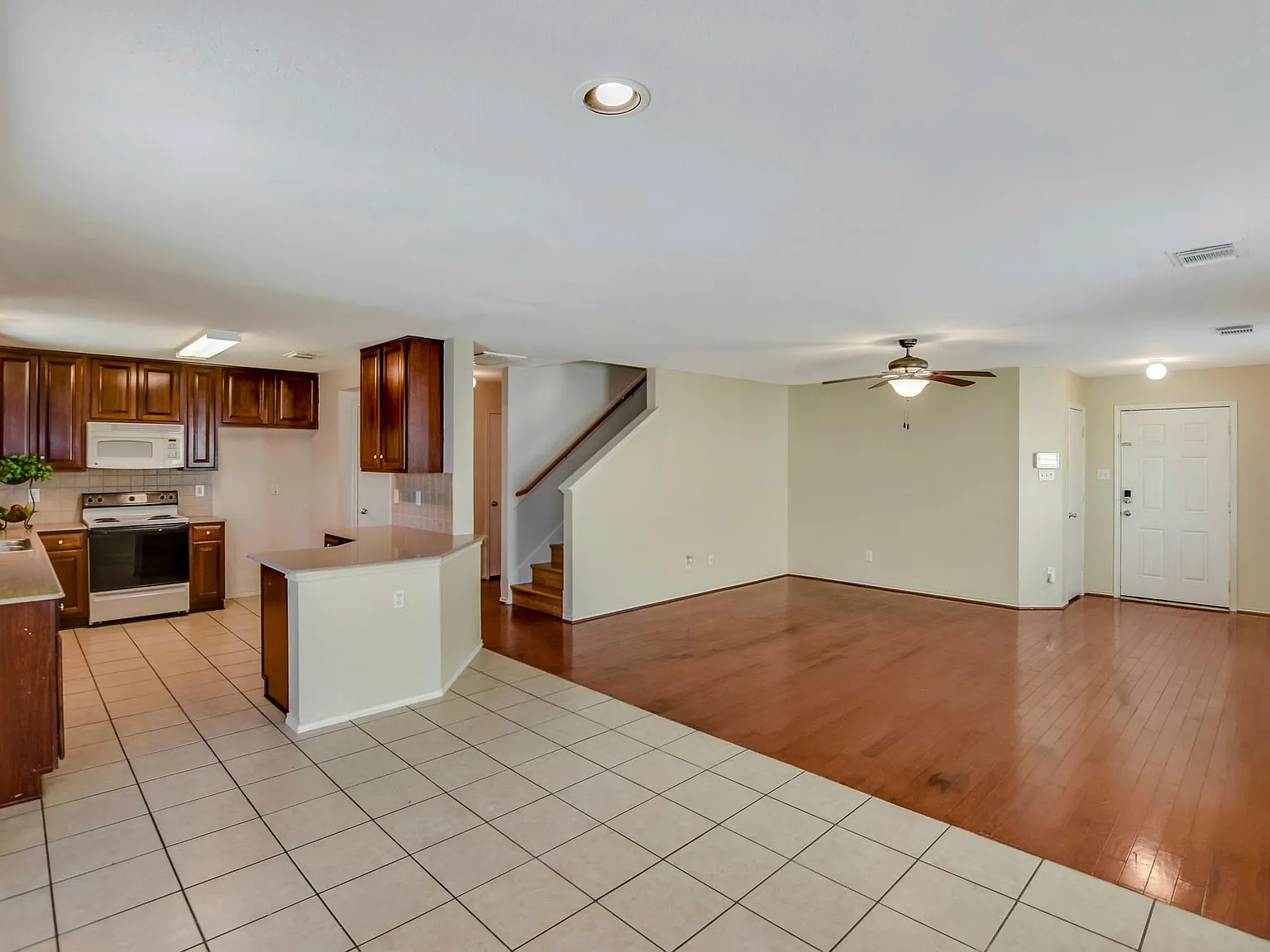 3 bed, 2.0 bath, 2160 sqft, $2,400 — Photo 4