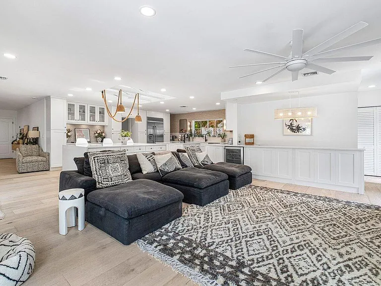 783 Toledo Dr — Photo 17