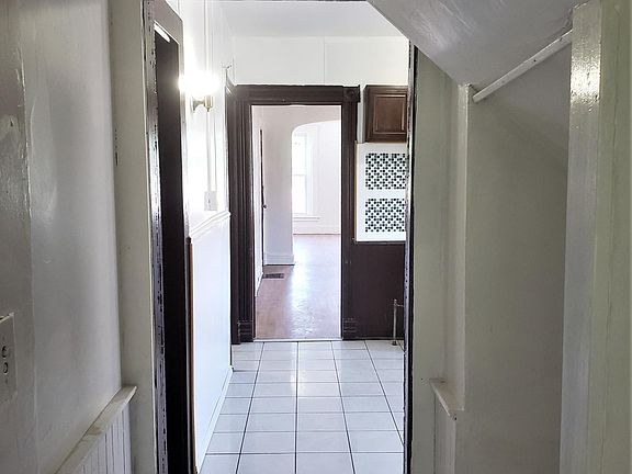 4th image of 287 Northampton St