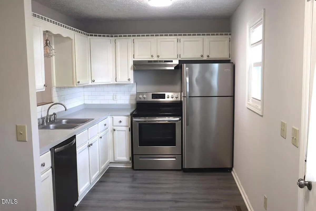 3 bed, 2.0 bath, 1150 sqft, $1,800 — Photo 3