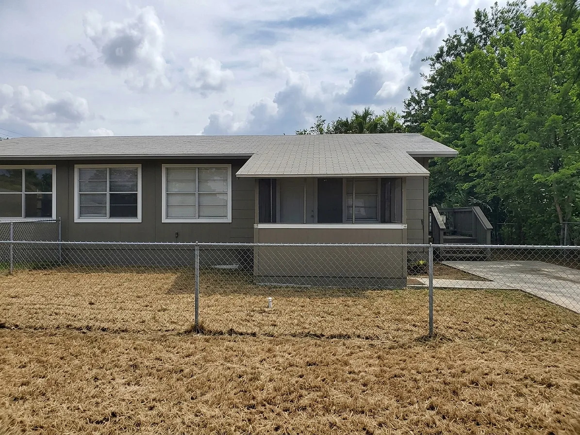 Charming 3-Bed Bungalow with Fenced Yard & Balcony Prime San Antonio Location! — Photo 3