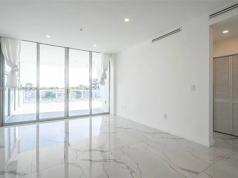 8425 Crespi Blvd #303 — Photo 9