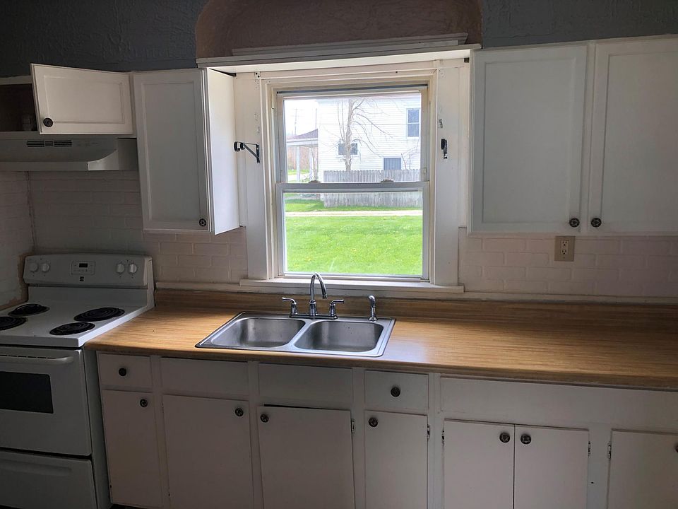 2nd image of 905 W 13th St