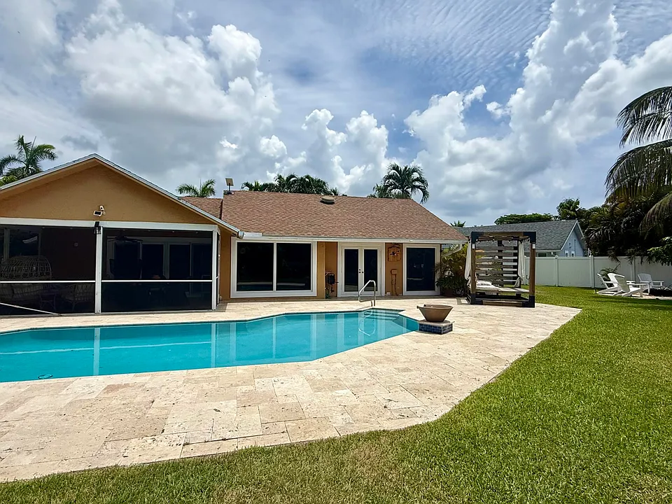 1526 Cormorant Rd