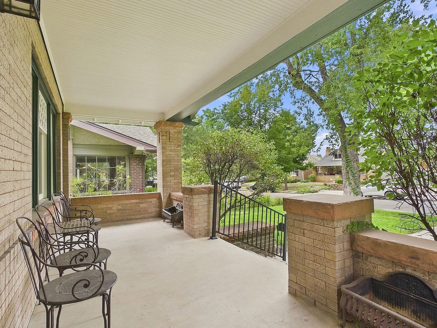 Charming 3bed/2.5 bath Available Now — Photo 4