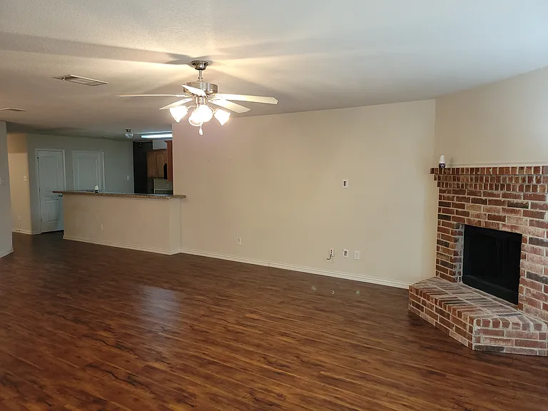 1934 Mosley Dr — Photo 8