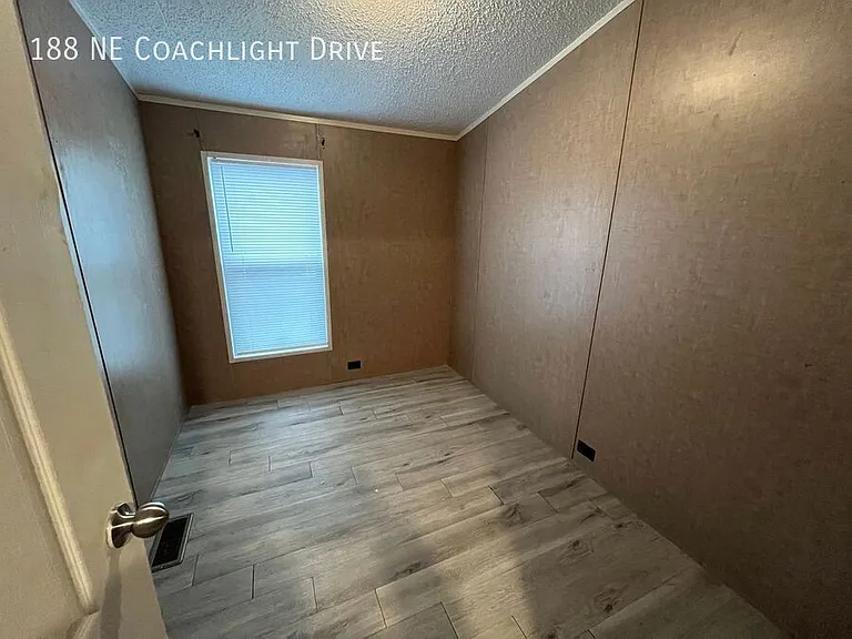 188 NE Coachlight Dr — Photo 1