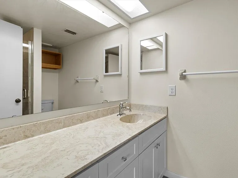 2851 SW 32nd Ave — Photo 2