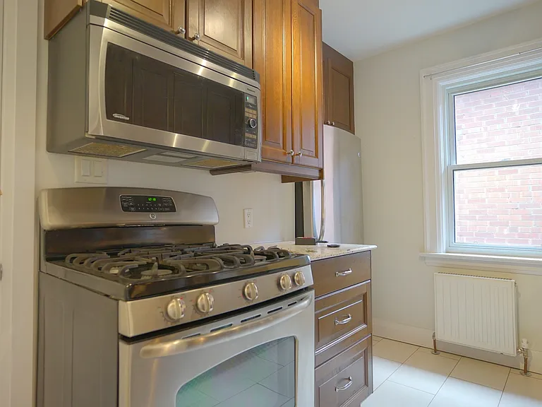 1082 Avenue Rd — Photo 11